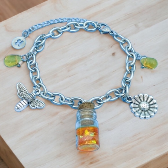 Honey Bee Jar Daisy alloy with antique silver tone finish charm bracelet - Picture 1 of 12
